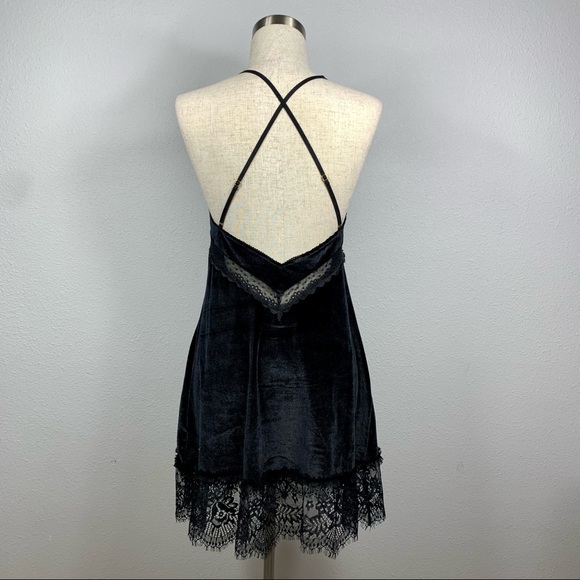 Black Lace Velvet Nightdress Set - Picture 8 of 14